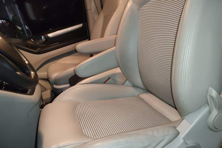 Used SAIC MAXUS G10 2016 2.0T Automatic Elite Edition Left Front Seat