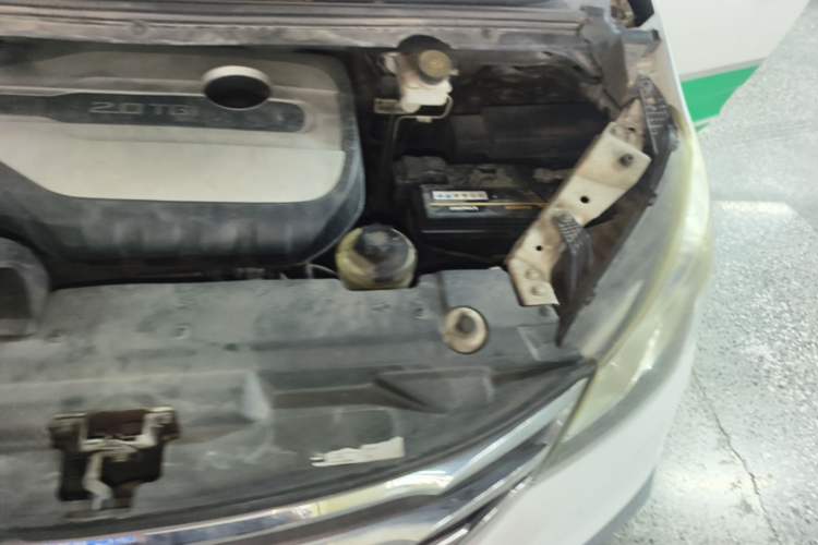 Used SAIC MAXUS G10 2016 2.0T Automatic Luxury Edition Engine Bay Left