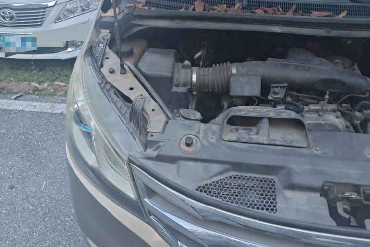 Used SAIC MAXUS G10 2016 2.0T Automatic Elite Edition Engine Bay Right