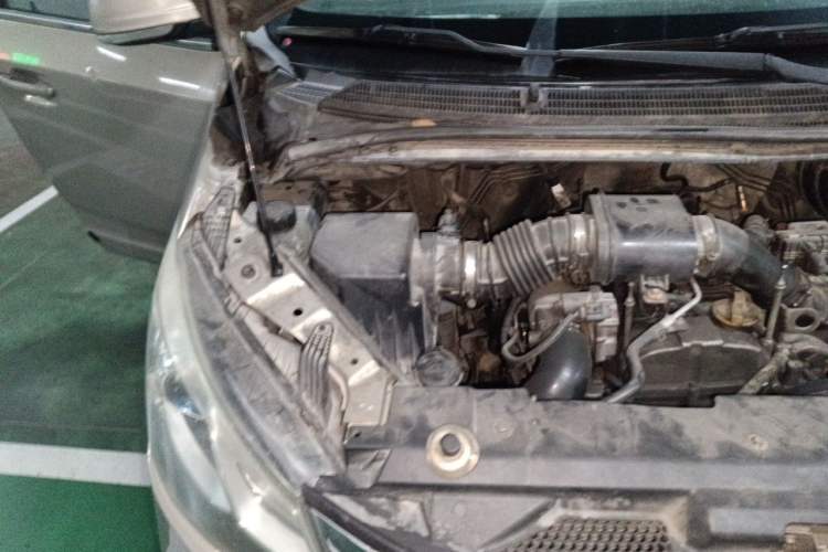 Used SAIC MAXUS G10 2016 1.9T Automatic Elite Edition Diesel China V Emission Standard Engine Bay Right