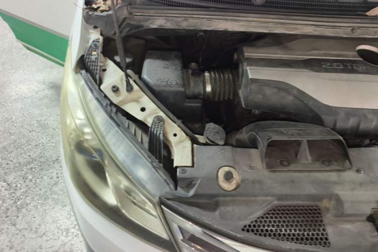 Used SAIC MAXUS G10 2016 2.0T Automatic Luxury Edition Engine Bay Right