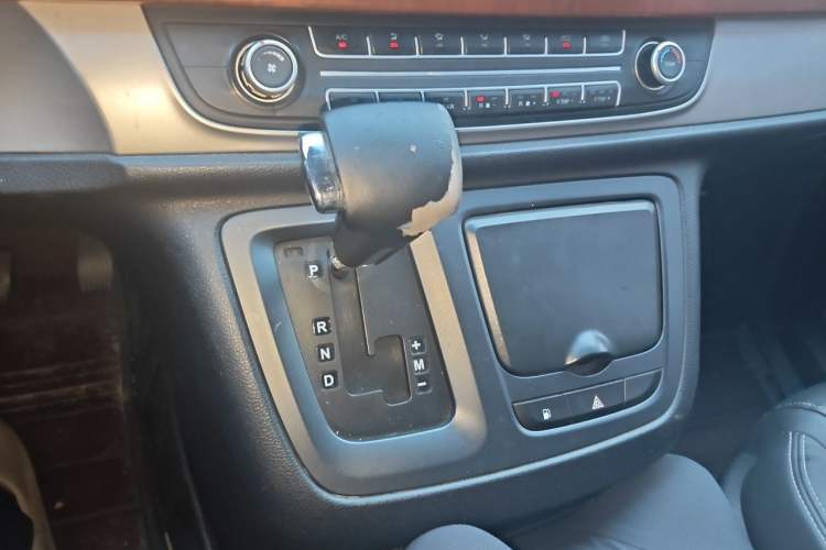 Used SAIC MAXUS G10 2016 2.0T Automatic Elite Edition Gear Lever