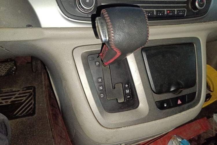 Used SAIC MAXUS G10 2016 1.9T Automatic Elite Edition Diesel China V Emission Standard Gear Lever