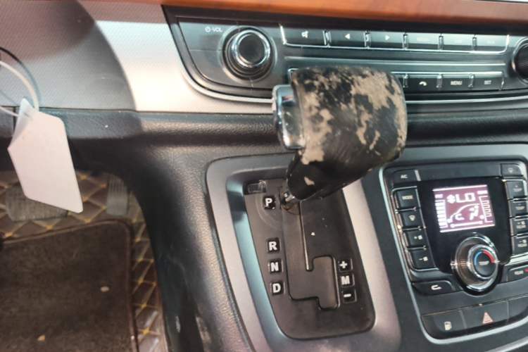 Used SAIC MAXUS G10 2016 2.0T Automatic Luxury Edition Gear Lever