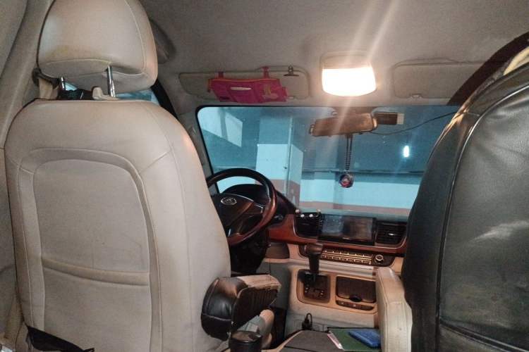 Used SAIC MAXUS G10 2016 1.9T Automatic Elite Edition Diesel China V Emission Standard Headliner