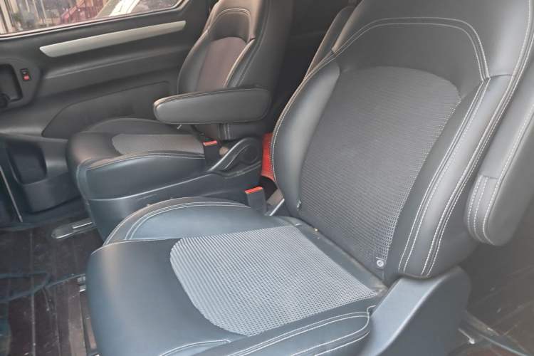 Used SAIC MAXUS G10 2016 2.0T Automatic Elite Edition Left Rear Seat