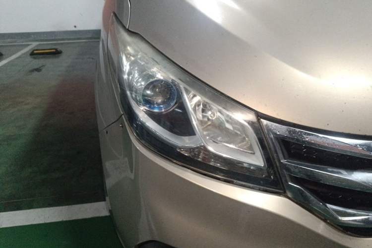 Used SAIC MAXUS G10 2016 1.9T Automatic Elite Edition Diesel China V Emission Standard Right Front Headlight