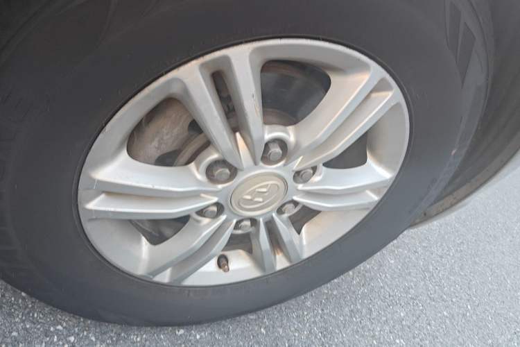 Used SAIC MAXUS G10 2016 2.0T Automatic Elite Edition Right Front Wheel Hub