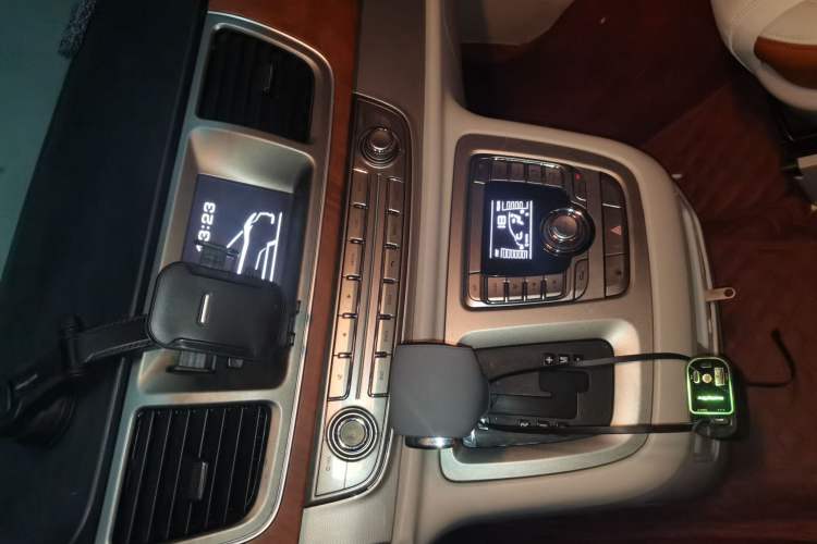 Used SAIC MAXUS G10 2016 2.0T Automatic Luxury Edition Audio And AC Panel