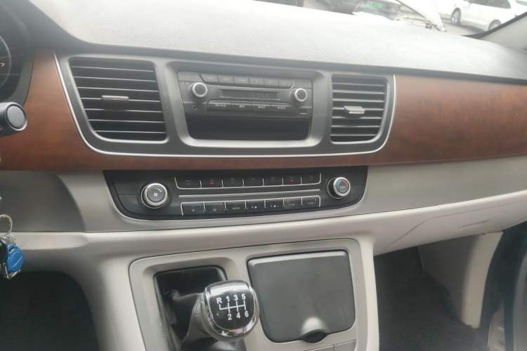 Used SAIC MAXUS G10 2016 2.0T Manual Elite Edition Audio And AC Panel