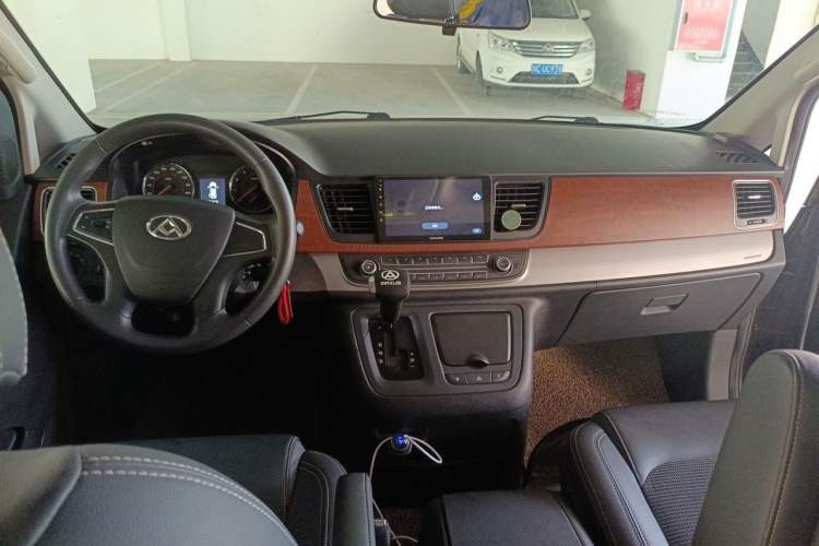 Used SAIC MAXUS G10 2016 2.0T Automatic Elite Edition Center Console