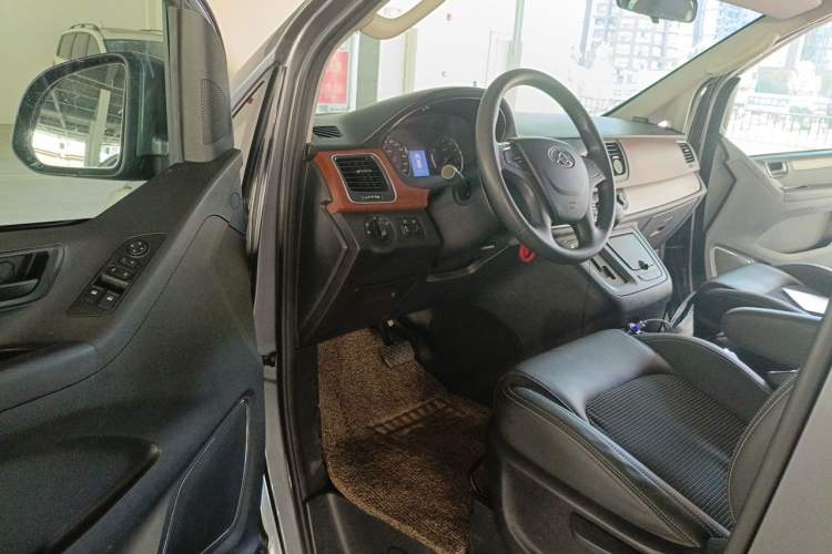 Used SAIC MAXUS G10 2016 2.0T Automatic Elite Edition Driver Seat