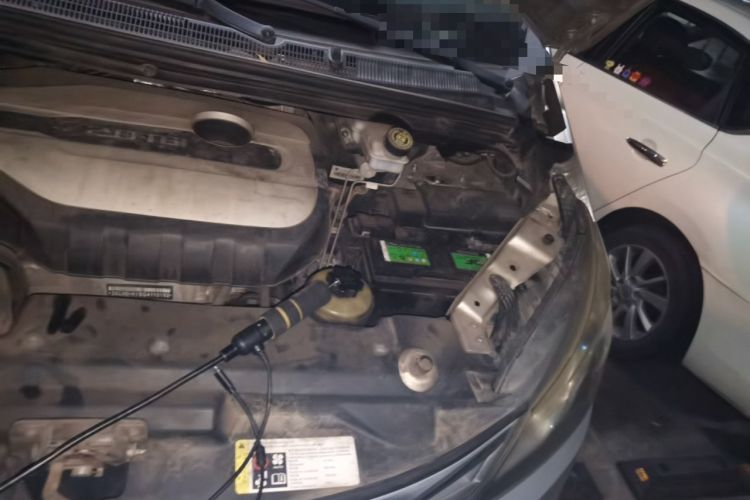 Used SAIC MAXUS G10 2016 2.0T Automatic Luxury Edition Engine Bay Left