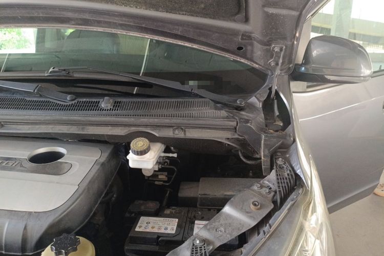 Used SAIC MAXUS G10 2016 2.0T Automatic Elite Edition Engine Bay Left