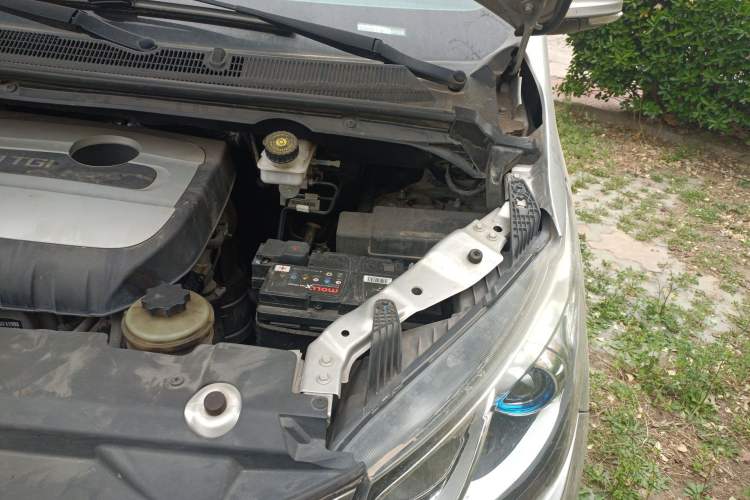 Used SAIC MAXUS G10 2016 2.0T Automatic Executive Edition Engine Bay Left