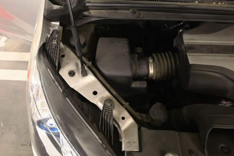 Used SAIC MAXUS G10 2016 2.0T Automatic Elite Edition Engine Bay Right