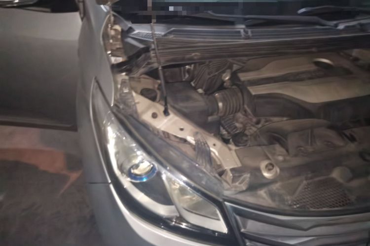 Used SAIC MAXUS G10 2016 2.0T Automatic Luxury Edition Engine Bay Right