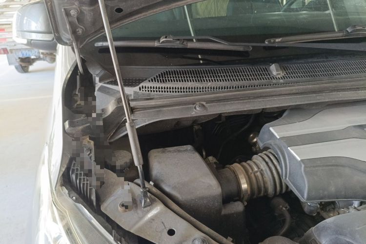 Used SAIC MAXUS G10 2016 2.0T Automatic Elite Edition Engine Bay Right