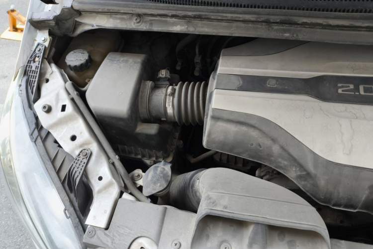Used SAIC MAXUS G10 2016 2.0T Automatic Elite Edition Engine Bay Right
