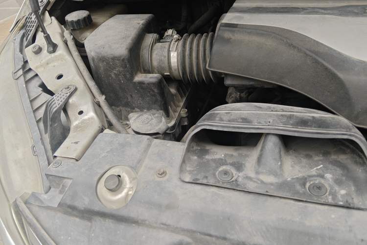 Used SAIC MAXUS G10 2016 2.0T Automatic Elite Edition Engine Bay Right