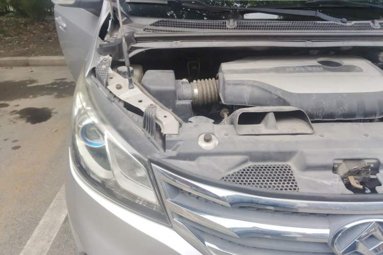 Used SAIC MAXUS G10 2016 2.0T Manual Elite Edition Engine Bay Right