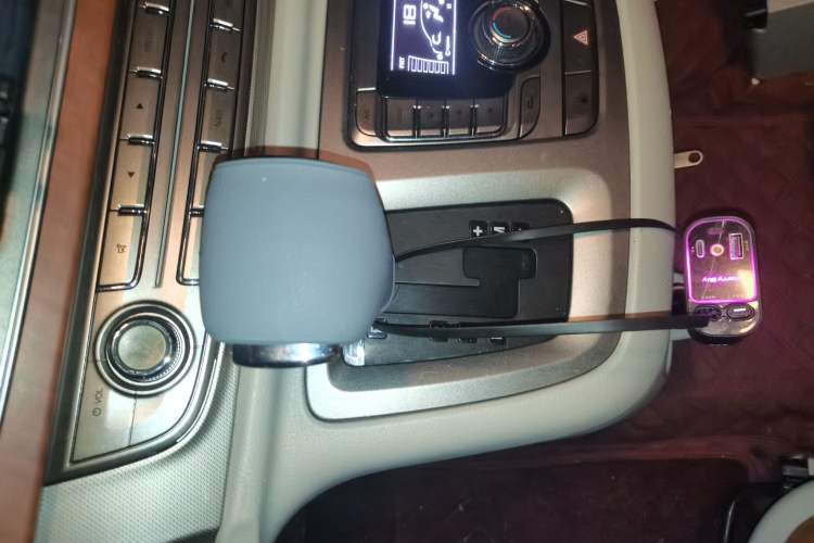 Used SAIC MAXUS G10 2016 2.0T Automatic Luxury Edition Gear Lever
