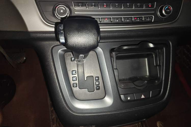 Used SAIC MAXUS G10 2016 2.0T Automatic Elite Edition Gear Lever