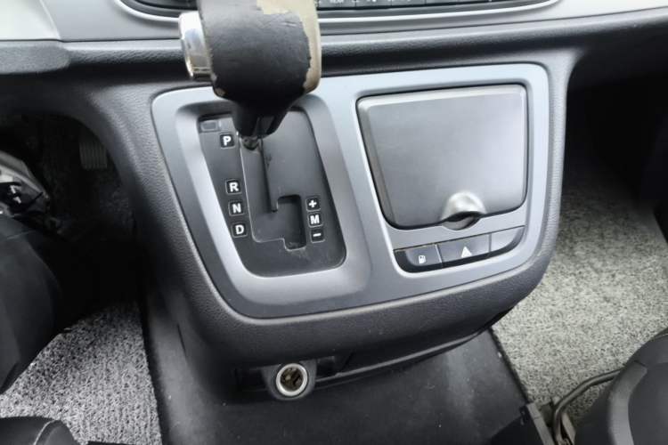 Used SAIC MAXUS G10 2016 2.0T Automatic Elite Edition Gear Lever