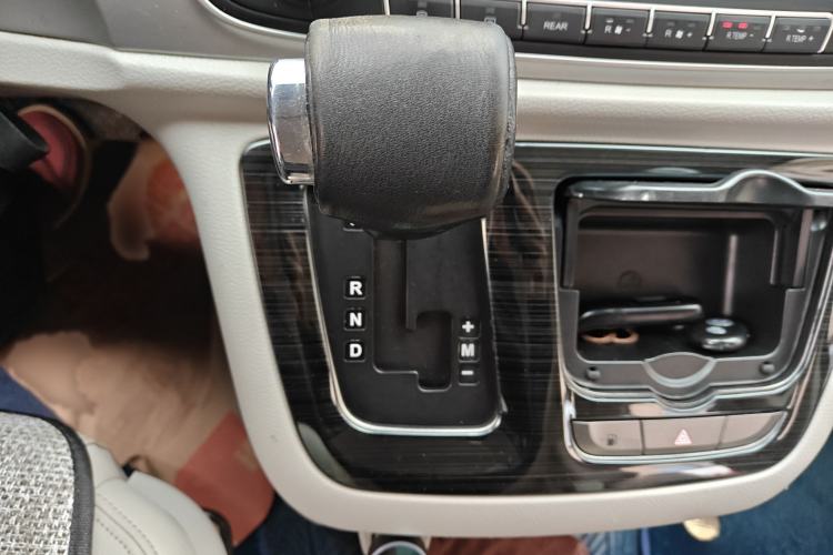 Used SAIC MAXUS G10 2016 2.0T Automatic Elite Edition Gear Lever