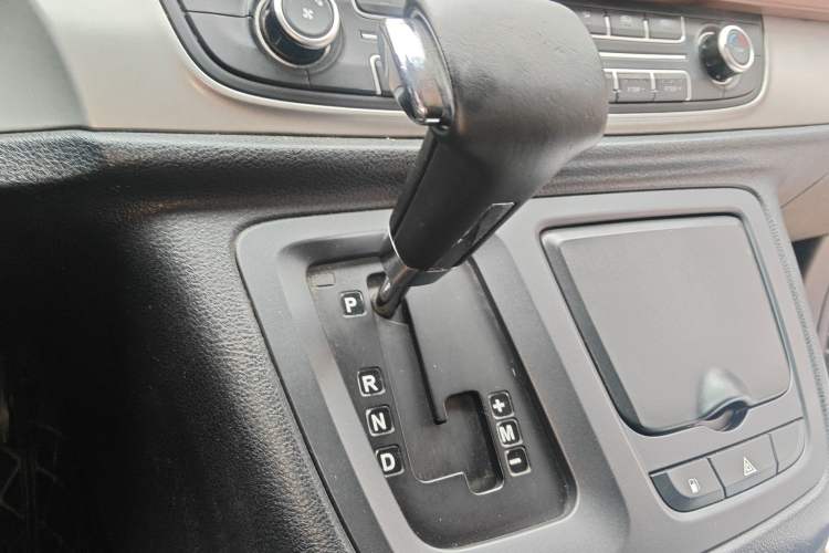 Used SAIC MAXUS G10 2016 2.0T Automatic Elite Edition Gear Lever