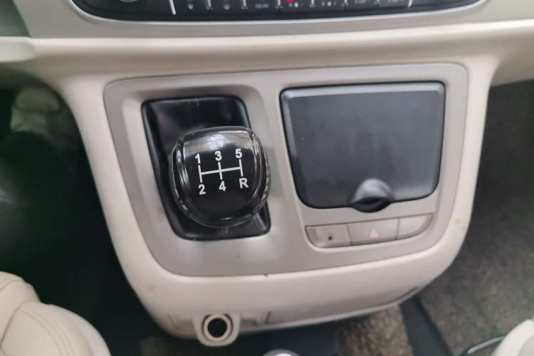 Used SAIC MAXUS G10 2016 2.4L Manual Elite Edition Gear Lever
