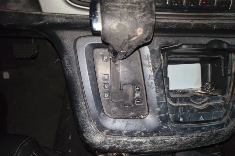 Used SAIC MAXUS G10 2016 2.0T Automatic Elite Edition Gear Lever
