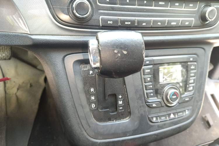Used SAIC MAXUS G10 2016 2.0T Automatic Elite Edition Gear Lever