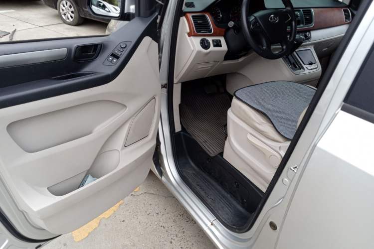 Used SAIC MAXUS G10 2016 2.0T Automatic Elite Edition Interior 3