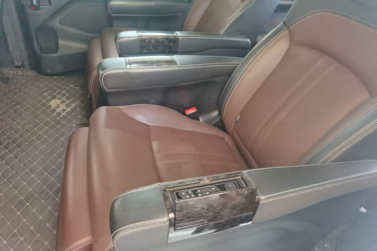 Used SAIC MAXUS G10 2016 2.0T Automatic Flagship Edition Interior 4