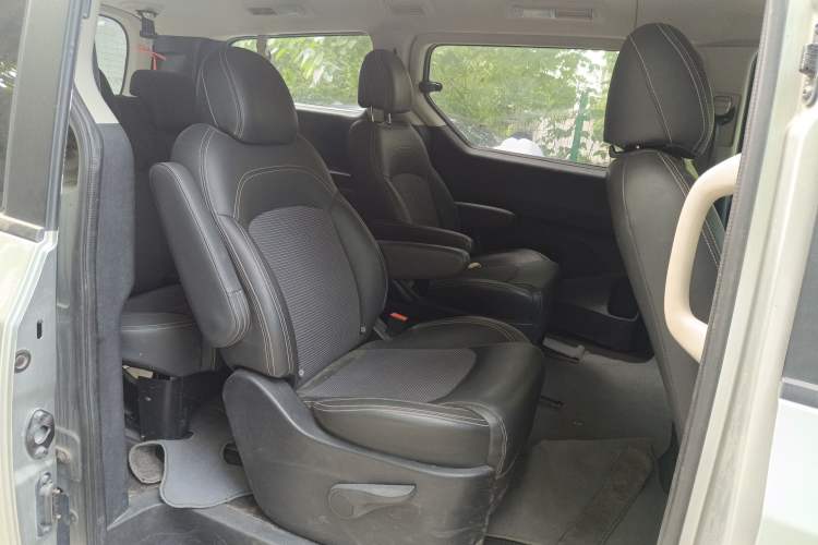 Used SAIC MAXUS G10 2016 2.0T Automatic Elite Edition Interior 4