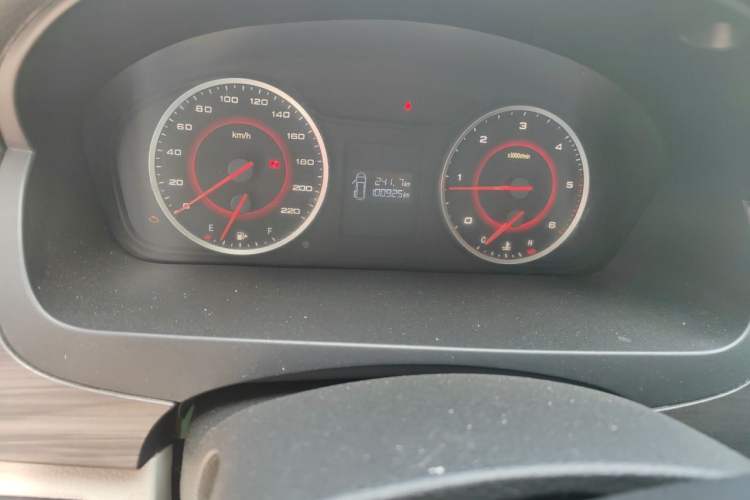 Used SAIC MAXUS G10 2016 1.9T Manual Elite Edition Diesel China V Standard Odometer Close Up
