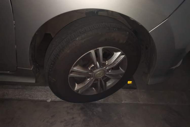 Used SAIC MAXUS G10 2016 2.0T Automatic Luxury Edition Right Front Wheel Hub