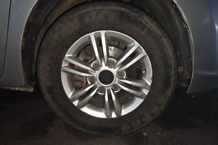 Used SAIC MAXUS G10 2016 2.0T Automatic Elite Edition Right Front Wheel Hub