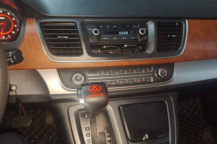 Used SAIC MAXUS G10 2016 2.0T Automatic Elite Edition Audio And AC Panel