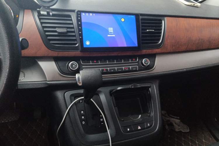 Used SAIC MAXUS G10 2016 2.0T Automatic Luxury Executive Edition Audio And AC Panel