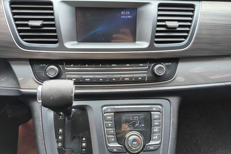 Used SAIC MAXUS G10 2016 2.0T Automatic Elite Edition Audio And AC Panel