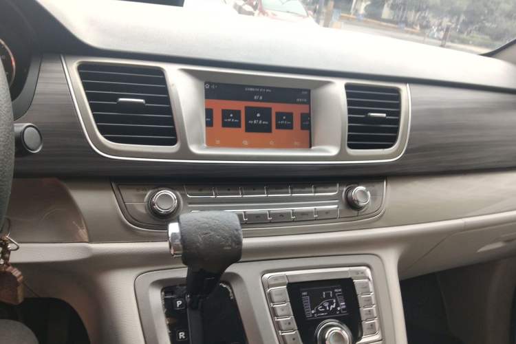Used SAIC MAXUS G10 2016 2.0T Automatic Elite Edition Audio And AC Panel