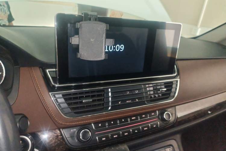 Used SAIC MAXUS G10 2016 2.0T Automatic Luxury Edition Audio And AC Panel