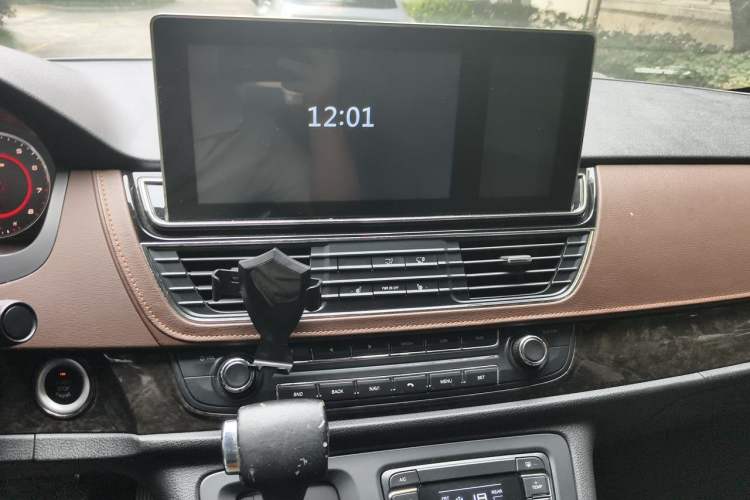 Used SAIC MAXUS G10 2016 2.0T Automatic Luxury Executive Edition Audio And AC Panel