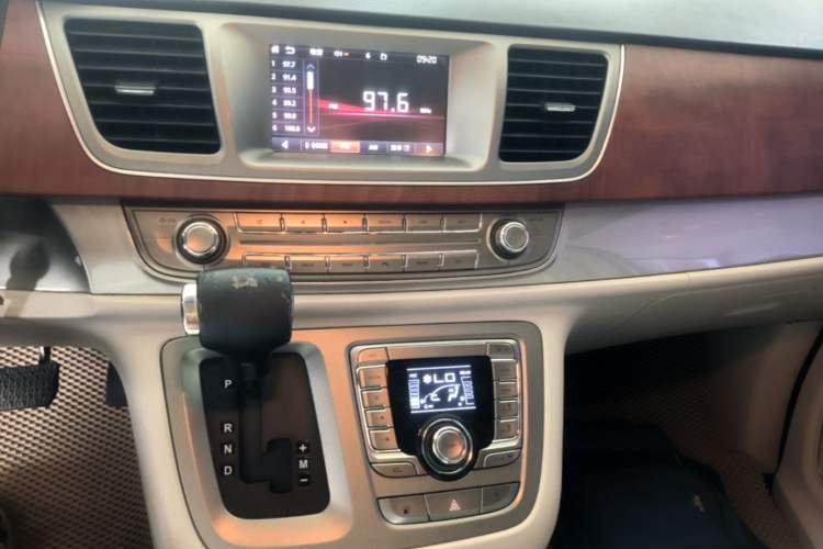 Used SAIC MAXUS G10 2016 2.0T Automatic Luxury Edition Audio And AC Panel