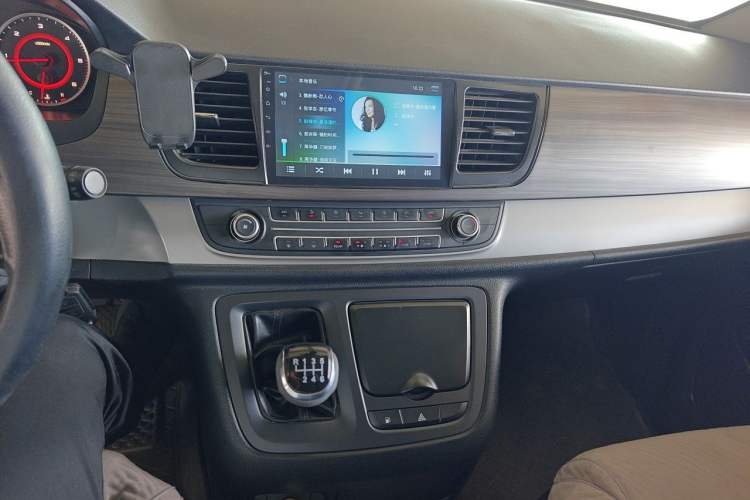Used SAIC MAXUS G10 2016 1.9T Manual Elite Edition Diesel China V Standard Audio And AC Panel