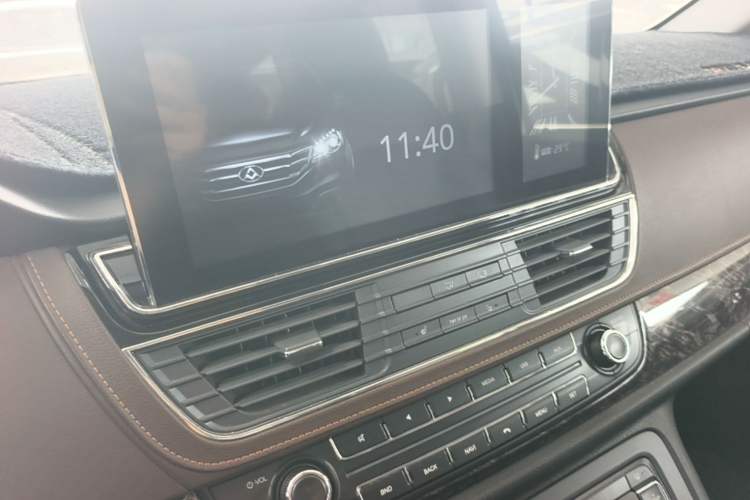 Used SAIC MAXUS G10 2016 2.0T Automatic Luxury Executive Edition Audio And AC Panel