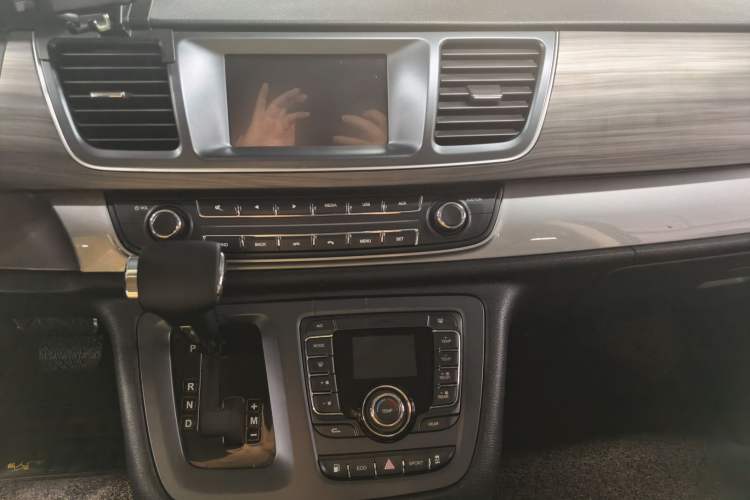 Used SAIC MAXUS G10 2016 2.0T Automatic Elite Edition Audio And AC Panel