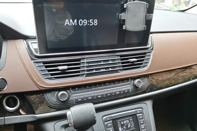 Used SAIC MAXUS G10 2016 2.0T Automatic Luxury Executive Edition Audio And AC Panel